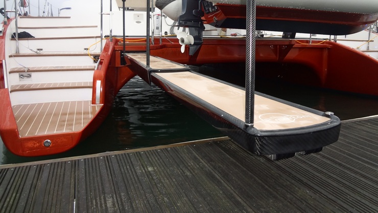 Telescopic carbon fiber gangway and carbon look finish like stanchions - Walkway in artificial teak